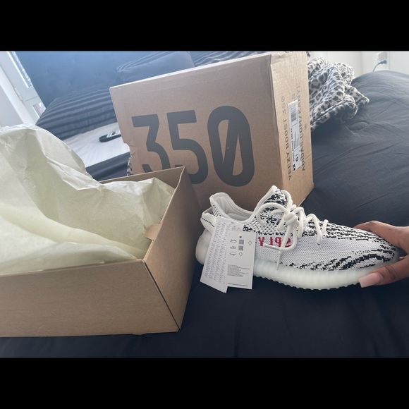 Yeezy Adidas Boost 350 V2 Zebra in White/Core Black/Red - Picture 3 of 3